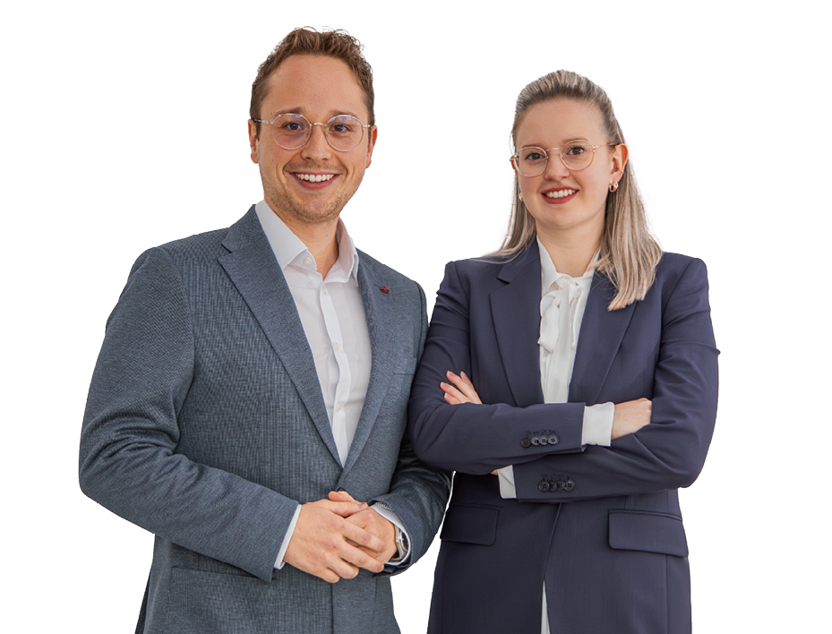 Manuel Zettl und Lisa Groß in Businesskleidung stehen nebeneinander und lächeln in die Kamera.